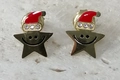 Boucles d'oreilles étoile souriante dorée avec bonnet de Noël rouge et faux diamants - Étoile Smiley avec Bonnet de Noël