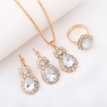 Goldenes Brautschmuck-Set mit birnenförmigen Diamanten an Kette Ohrringen und Ring - 3-teiliges Set / Wassertropfen-Weiß