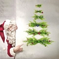 Decorazione natalizia da parete in pino con palline colorate e grafica di Babbo Natale - Albero di Natale da Parete 60cm