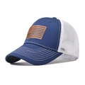 Dettaglio cappello trucker blu navy con patch bandiera USA in pelle e rete bianca - Blu Lago