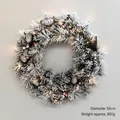 Ghirlanda natalizia innevata 50cm con pigne, bacche rosse e luci LED calde - Diametro 50CM / Stile Corona Innevat (Con Luce)