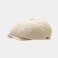 Vista detallada de la gorra tipo newsboy beige con bordado lateral y textura de algodón grueso - Beige