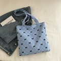Borsa tote in velluto a coste celeste con stampa a fiocchi e motivo a rombi cuciti - Blu