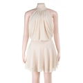 Details des beigen Chiffon-Neckholder-Kleides mit Faltenbrust und gestuftem Wellensaum - XS / Aprikose