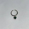 Anello regolabile in oro aperto con un pendente a cuore in pietra preziosa verde - Verde