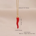 Schattige rode chilipeper hanger ketting van goudkleurig roestvrij staal - Grote Chili