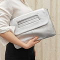 Detalle del bolso de mano plateado metalizado de cuero PU con solapa tipo sobre - Plateado