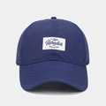 Detalle macro de los orificios de ventilación láser en la gorra azul de secado rápido - Ajustable / Azul oscuro