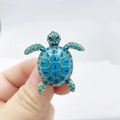 Broche tortue créative avec émail bleu et cristaux sur une base en métal doré - Bleu Lac