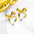 Detail der 18k vergoldeten Schleifenohrringe mit zweifarbigem poliertem Metallfinish - Bicolor Ohrstecker