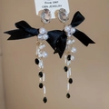 Dettaglio di eleganti orecchini a fiocco con perle e cristalli in stile retrò chic - Fiocco Nero Perla Nappa (Ago in Argento)