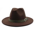 Dettaglio del cappello fedora in lana marrone scuro con nastro intrecciato verde e fibbia argento - M (56-58cm) / Caffè
