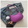 Detalle del bolso de fieltro morado con acolchado en V y un pompón de piel blanca - Púrpura