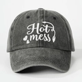 Gorra de béisbol vintage de algodón lavado con bordado blanco Hot Mess y corazón - Negro