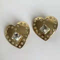 Dettaglio di orecchini a cuore dorati con cristallo quadrato e pavé di strass - Oro