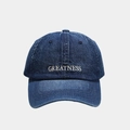 Dettaglio ravvicinato del ricamo 3D GREATNESS su un cappellino da baseball in denim - Regolabile / Blu scuro
