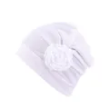 Nahaufnahme eines weißen Turban-Hutes mit handgefertigter Stoffrose und Elastiktextur - Weiß