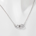 Dettaglio della collana argentata con pendente a doppia goccia e zirconi trasparenti - Collana Argento con Due Zirconi Orizzontale