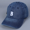 Detail der blauen Denim Baseballkappe mit weißem Frottee Stickerei-Buchstabe B und Textur - M (56-58cm) / Dunkelblau