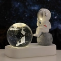 Luce notturna a sfera di cristallo astronauta con incisione luna e delfino su base resina - Coppia di Delfini