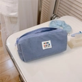 Dettaglio dell'astuccio in velluto a coste azzurro con toppa floreale e zip in metallo - Velluto a Coste Blu Denim