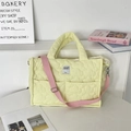 Vue détaillée du sac cabas matelassé jaune avec texture nuage et bandoulière rose - Jaune