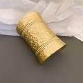 Primer plano de la pulsera dorada ancha con motivos florales en relieve y bordes de perlas - Estilo de Cuenta de Flor con Relieve Retro Dorado (26#)