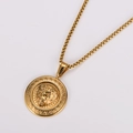 Detalle de colgante de cabeza de león bañado en oro con greca clásica y cadena de caja - Cadena de 0,3*60cm / Dorado
