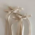 Haarspeldjes in balletstijl met crèmekleurige strikken en lange zijden linten - crème