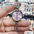 Détail d'une montre pour femme avec cadran violet et bracelet en métal argenté - Boîtier Argent Cadran Violet