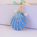 Portachiavi conchiglia in smalto blu con strass ed eleganti accenti di perle - Blu