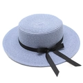 Détails de la texture du chapeau canotier bleu clair avec ruban gros-grain noir - Bleu ciel