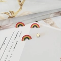 Dettaglio delle spille smaltate arcobaleno con bordo dorato e chiusura a farfalla - Arcobaleno