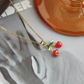 Détail du collier pendentif cerise avec émail rouge et cristaux sur chaîne dorée - Collier Cerise Ajouré