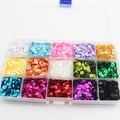 Vue détaillée d'une boîte à 15 compartiments remplie de paillettes colorées pour couture - Lot 3