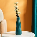 Moderne dunkelgrüne geometrische Vase mit weißen Kunstblumen auf einem Marmortisch - 3559 Spirale / Blau