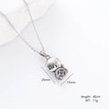 Collana in acciaio inossidabile argento con ciondolo bambino fortunato su fondo bianco - Acciaio inossidabile 304 / Scimmia (Design di Divinità)