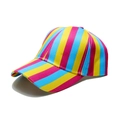 Dettaglio del berretto da baseball a righe arcobaleno con visiera curva e bottone superiore - Righe Rosso Giallo Celeste
