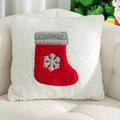Kissenbezug aus weißem Teddyfleece mit besticktem rotem Weihnachtsstrumpf-Motiv - 45*45cm (Kissenbezug mit Inlay) / Weiß Weihnachten Socken