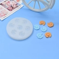 Détail du moule en silicone marguerite avec fleurs en résine colorées sur fond bleu clair - Style Petite Marguerite (4)