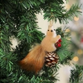 Dettaglio di scoiattolo decorativo con pigna e bacche sull'albero di Natale - Stile 4 (15x5x11cm)