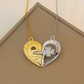 Detalle del collar de corazón entrelazado oro y plata con motivos de cerradura y llave - XL1931 Collar Combo Corazón