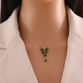 Elegante collana a farfalla dorata con pietre verdi e nappa a forma di goccia - Verde