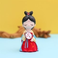 Q-versie pop in rood en blauw Hanfu met waaier, hars ornament voor meisjes - 1003-5 Middelgroot met Waaier