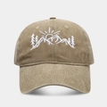 Detalle del bordado blanco de montaña y bosque en la gorra de béisbol de algodón caqui - Ajustable / Caqui
