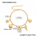 Vista detallada de la pulsera oceánica dorada con colgantes de estrella de mar, cangrejo y concha - Pulsera de Cangrejo (TXE443) / 16+5cm / Dorado