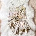 Set pigiama in raso da donna con stampa floreale, top a canotta e pantaloncini a balze - S / Ciliegia Grigia