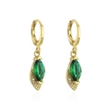 Dettaglio di orecchini placcati oro 18K con pietra verde marquise e strass lucidi - Verde (41732)