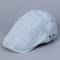 Détail d'une casquette plate en jean délavé avec finitions usées vintage et boucle en métal - M (56-58cm) / Bleu clair