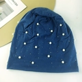 Détail du bonnet bleu orné de perles blanches et de paillettes argentées brillantes - Bleu Paon